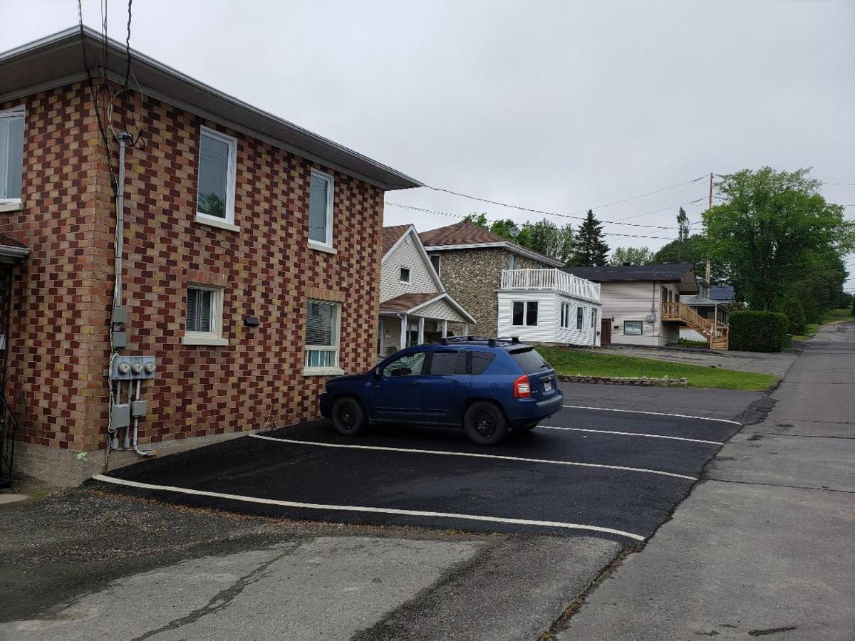Lower Level Apt 6Ft High Close To Hwy Netflix Wifi Apartment Edmundston Exterior photo